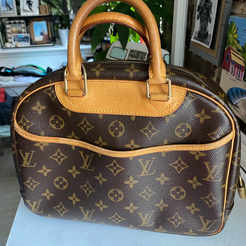 Louis Vuitton Deauville - like new!!